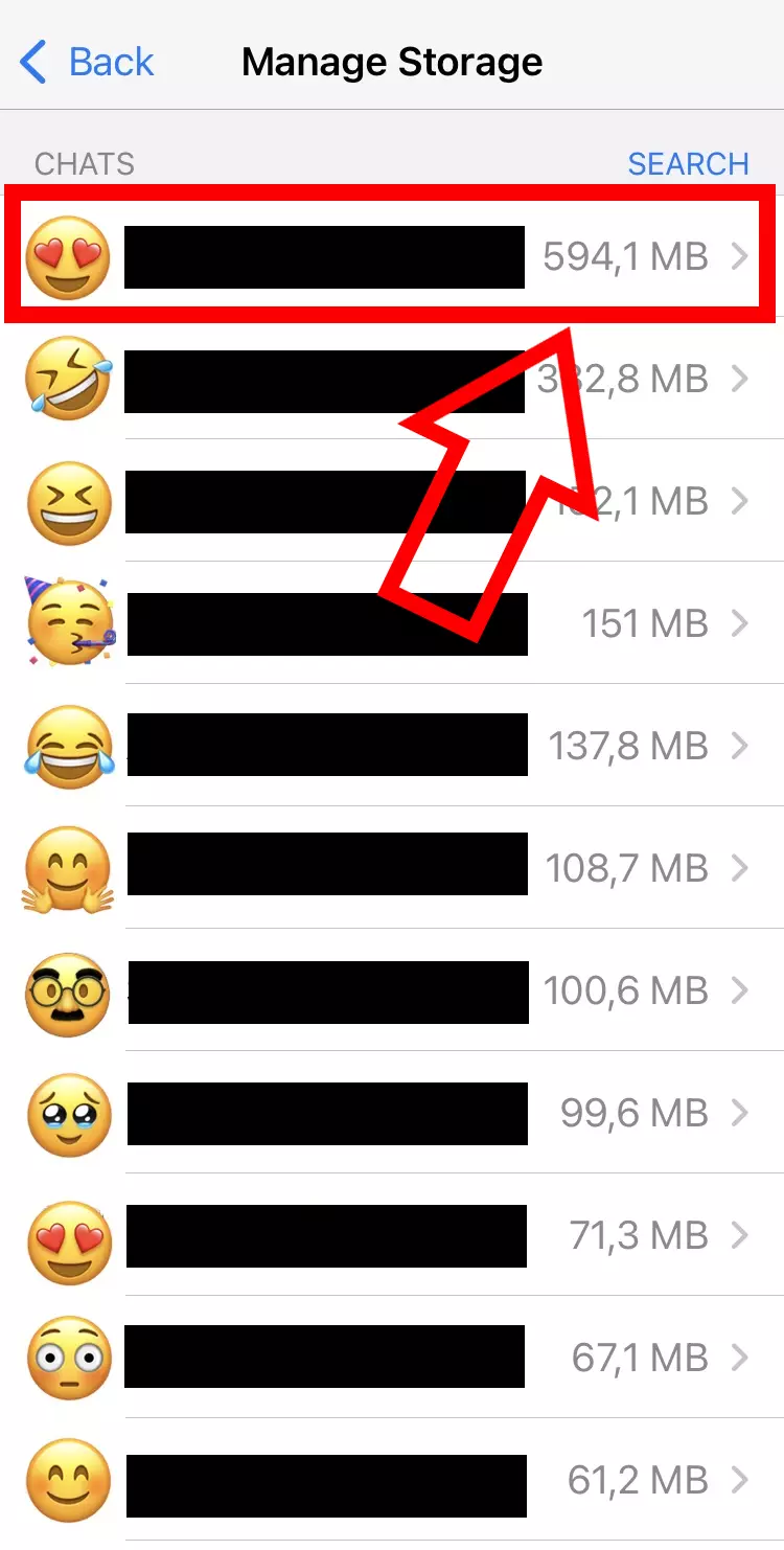 Captura de pantalla de iPhone en la sección de gestión del almacenamiento de WhatsApp, centrada en la cantidad de datos que se intercambian en los chats